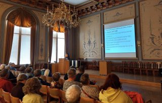 Kuva kaupungintalon juhlasalista kulttuurikahvilasta toukokuussa 2025.