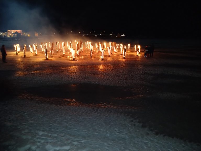 Jätkänkynttilöiden polttonäytös Bellanrannassa uudenvuoden aattona