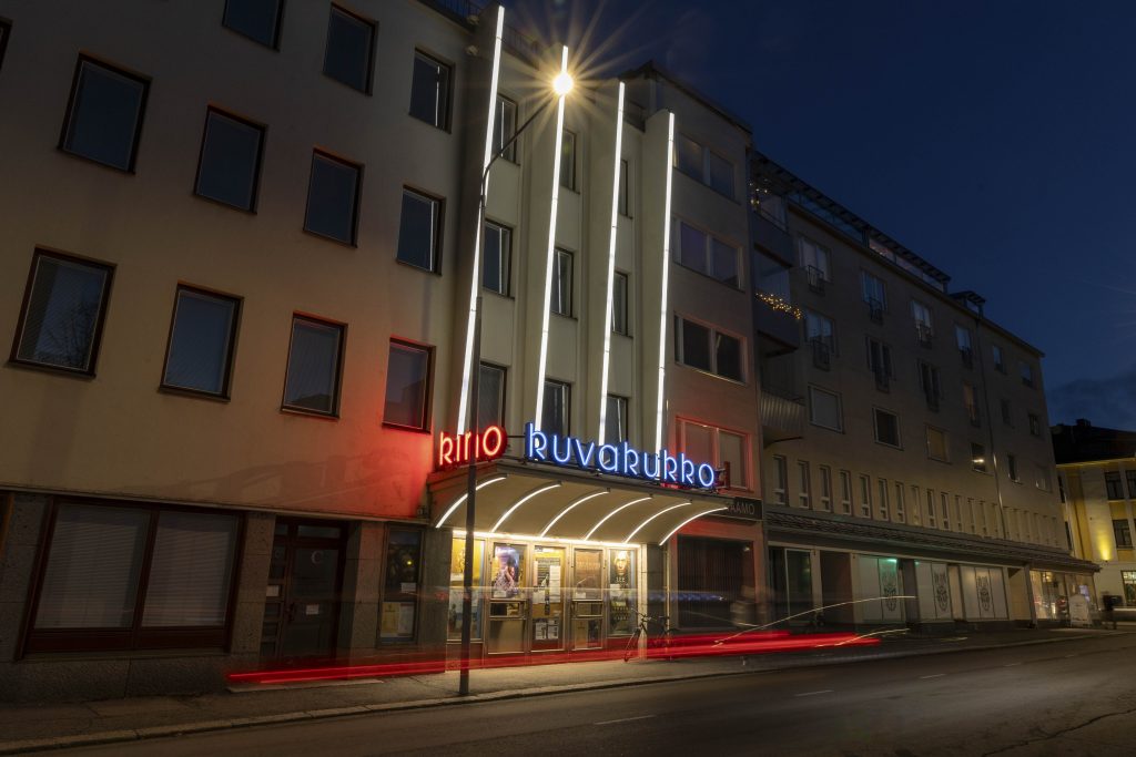 Kino Kuvakukko julkisivu ilta-aikaan